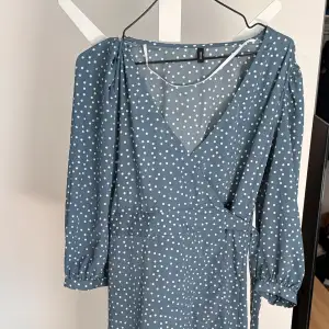 Säljer denna fina långklänning då den har hängt garderoben sedan förra sommaren utan att bli använd. Nypris 599 
