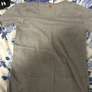Levis T-shirt figursydd - Levis T-shirt oanvänd i storlek xl. 