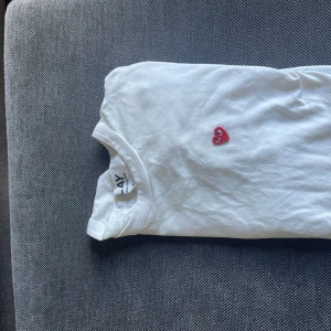 Cdg tshirt - - Storlek: M - skick: 8/10 lite missfärgad i armhålan men syns knappt- färg: vit