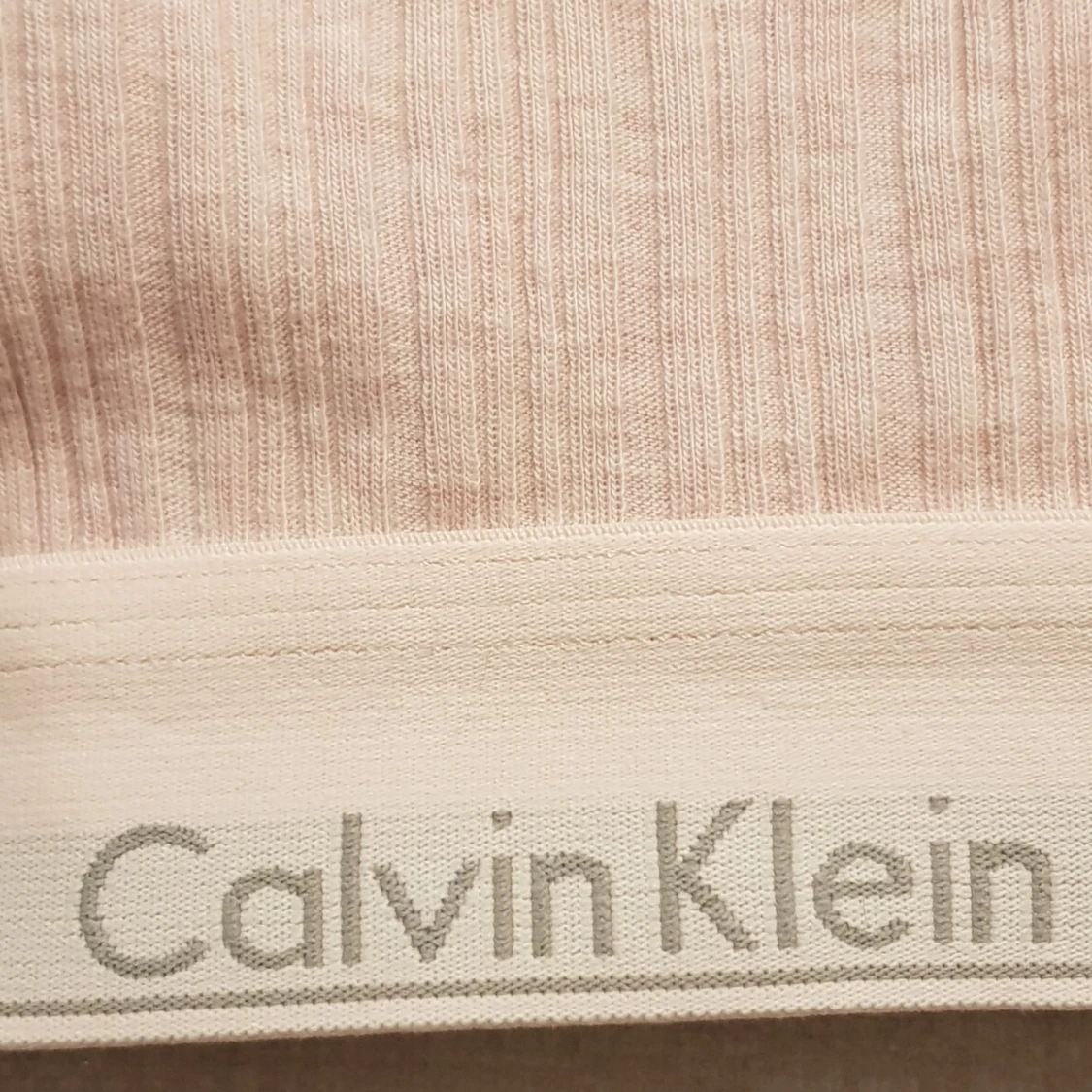 Ljusrosa Calvin Klein crop topp strl S 80cm(70B) - 91