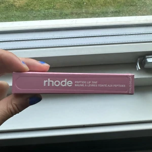 Intressekoll på rhode läppbalsam  - Vill kolla intresset på en helt oöppnad rhode peptide balm. Jättepopulärt och går endast att köpa i USA. Bodde där i ett år så tog med hem. Säljer endast om jag är nöjd med priset. Färg ribbon 🎀 Köptes för 26 dollar med frakten