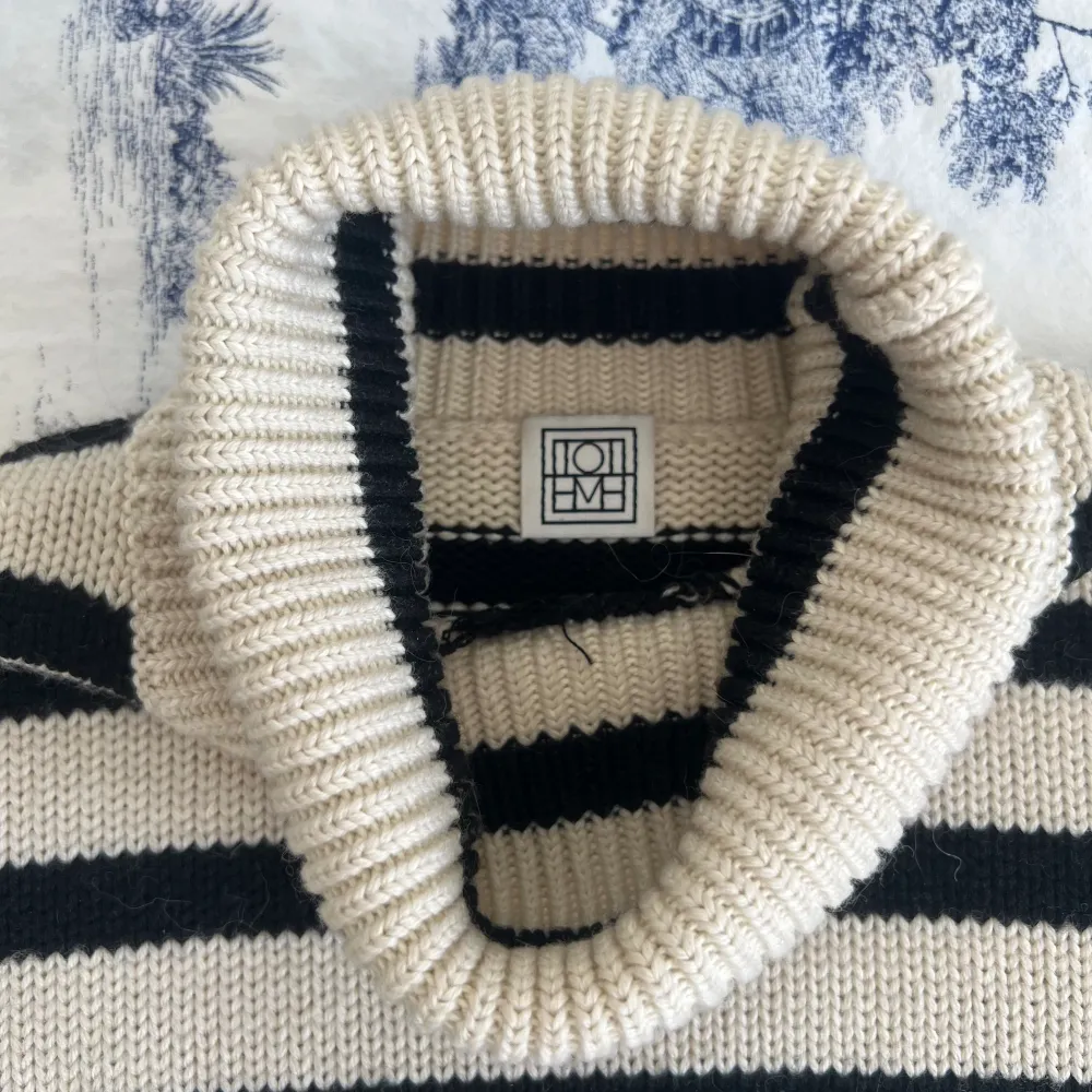 Polotröja från Toteme, ”signature stripe turtleneck”, lapp avklippt men tror den är storlek S/M,  56% ull 44% bomull, mycket bra skick, nypris 3900. Stickat.