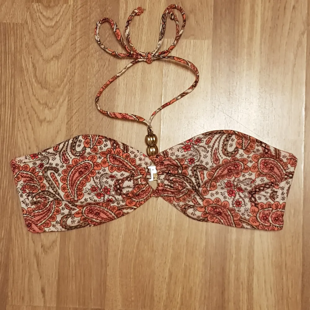 Bikini överdel vit ned rosa blommor strl 42(C,D?) Från h&m Finns plats för att sätta i kuddar om man vill tyvärr finns inga i. Asusteet.