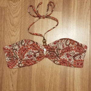 Bikini överdel vit ned rosa blommor strl 42(C,D?) Från h&m - Bikini överdel vit ned rosa blommor strl 42(C,D?) Från h&m Finns plats för att sätta i kuddar om man vill tyvärr finns inga i