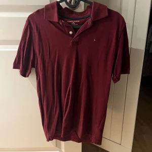 Tommy hilfiger piké  - Tommy Hilfiger piké  Använd fåtal gånger  Skick: 8/10 Pris kan diskuteras  Xs