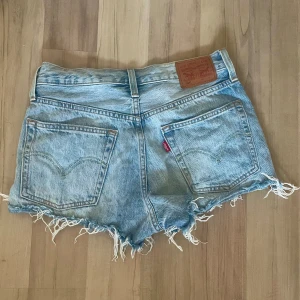 Levis Jeansshorts  - Säljer mina lågmidjade vintage Levis shorts då dem tyvärr är för små för mig 🫶 finns inget midjemått men motsvarar en XS