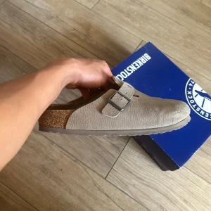 Birkenstock Boston BS  - Säljer dessa snygga birkenstock, skick 9/10. Storlek 42 men passar också 43. 🙌🙌