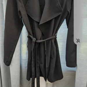 Svart tunn kappa/ trenchcoat från bik bok storl.M - Djur och rökfritt hem mycket bra skick.  Fast det är några vita streck längst ner på ena armen , skickar bild om du är intresserad 