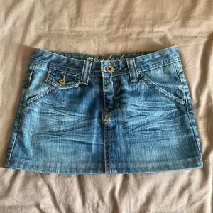 Hej säljer denna snygga mini jeans kjol i storlek 36, midjemått 37 cm