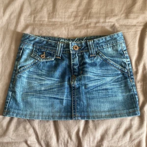 Jeans kjol  - Hej säljer denna snygga mini jeans kjol i storlek 36, midjemått 37 cm