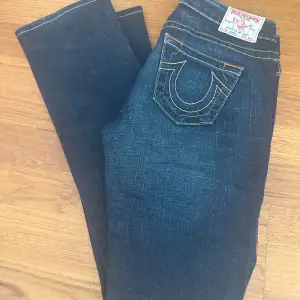 Sååå fina raka jeans från true religion. Köpta vintage i Köpenhamn så denna modellen finns ej att köpa mer. Inga defekter alls. Storlek 26 vilket är som en 34