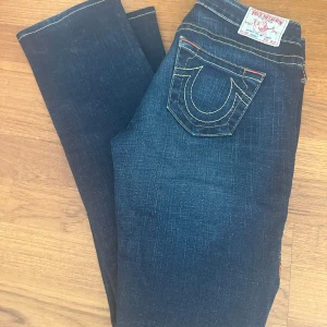 True religion jeans  - Sååå fina raka jeans från true religion. Köpta vintage i Köpenhamn så denna modellen finns ej att köpa mer. Inga defekter alls. Storlek 26 vilket är som en 34 Skriv för bilder på!!