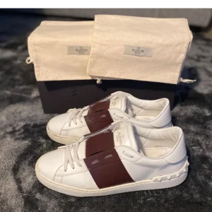 Valentino Open - Tjena, säljer mina valentino open i riktigt fint skick. Skorna är vit och vinröd i storlek 43. Allt medföljer inklusive kvittot. Tveka inte att höra av dig!!