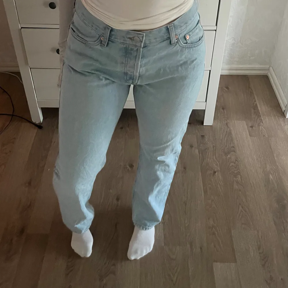 Jag säljer ett par ljusare blåa jeans från Weekday. Jeansen är använda ett få tal gånger och är i fint skick. De har bra passform och längd för mig som är 169. Nypris: 600kr. As snygga😍😍. Jeans & Byxor.