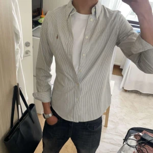 Ralph lauren skjorta - Säljer min jätte fina randiga skjorta i storlek S. Märket är Ralph Lauren. Person på bild är 182cm långDen är som ny men bara en liten defekt som ni kan se. Skriv om du har några funderingar. Först till kvarn:)