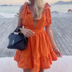 Så fin orange klänning i nyskick. Tjejen på bilden är 175 för referens🧡