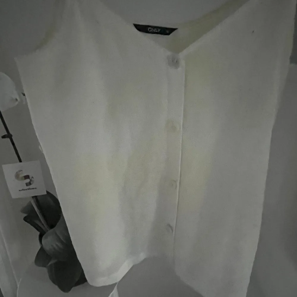 Hej, jag säljer en söt vit topp med knappar från ONLY. Toppen är gammal och tyvärr har den nån liten fläck som syns när man kollar nära, dock så syns de knappt när man har den på. Annars är toppen i bra skick och perfekt till sommaren☀️🥰. Yläosat.
