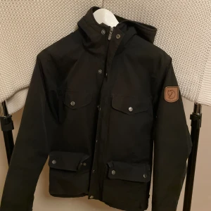 Fjällräven Jacka - Passar XS-S i gott skick men den har några år på nacken. Underbar passform och perfekt till höst och vintertid