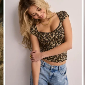 Nelly leopard topp - Säljer den såååå fina och trendiga tröjan från Nelly som är slutsåld i både xs och s!🐆 Har haft på mig den en gång så den är verkligen i nyskick! Storlek xs  men jag skulle säga att den även passar de som har s! Nypris 199💕
