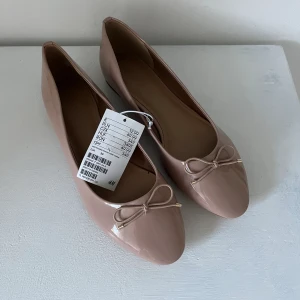 Ballerinaskor - Jättefina ballerina skor, ljusrosa/biega. Säljs då de är för små för mig. Storlek 39 men passar 38 också.