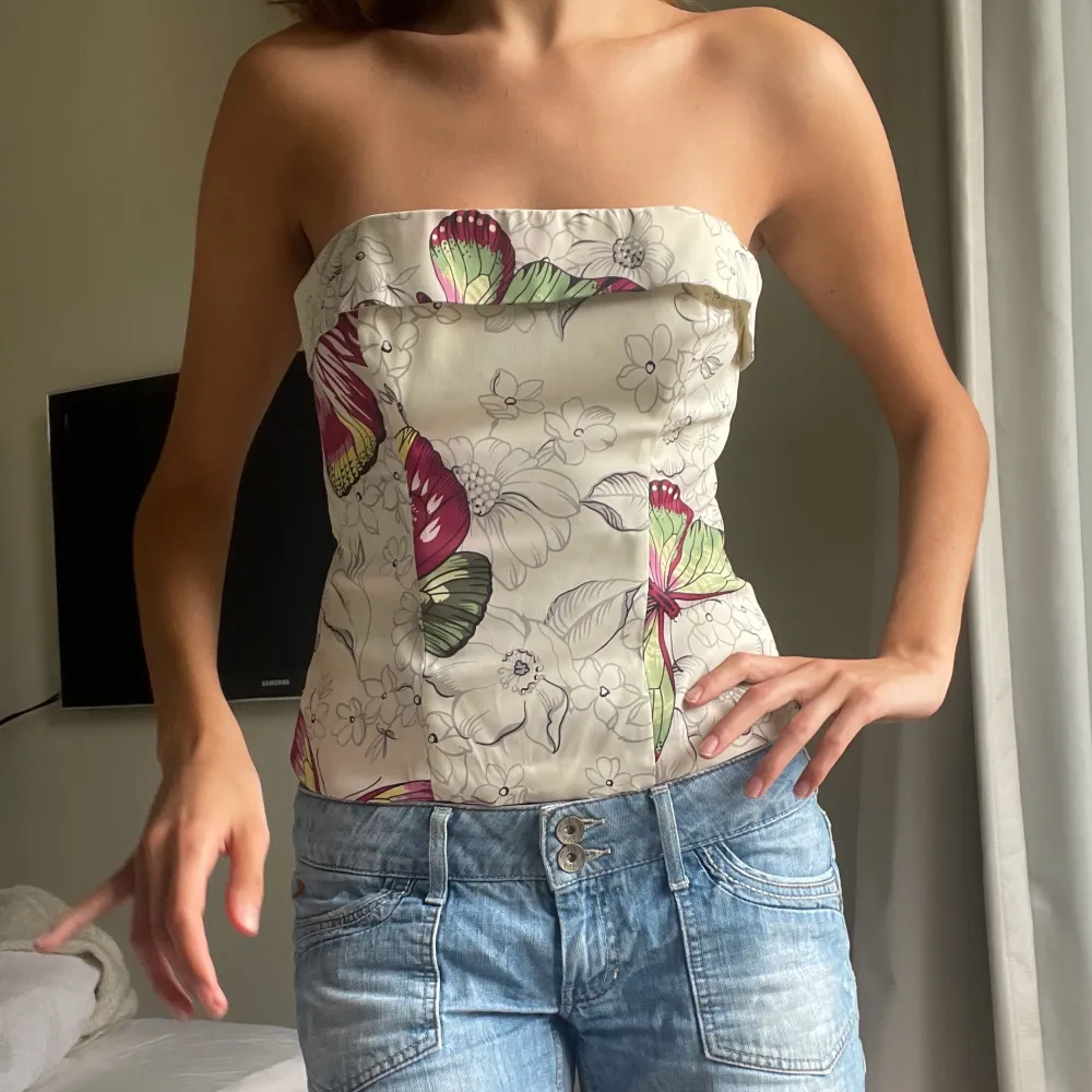 En så snygg bandeau topp från Karen Millen! Tyvärr lite stor på mig över bysten, så aldrig använd. Den knäpper med dragkedja där back! . Toppar.