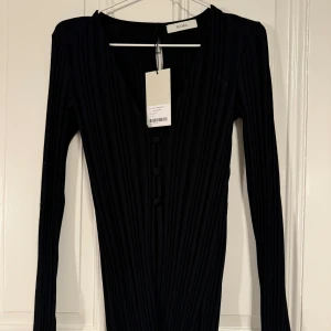 Avora - Säljer en ny oanvänd topp från Avora.   Lapparna kvar.  Storlek M  Nypris 1500kr