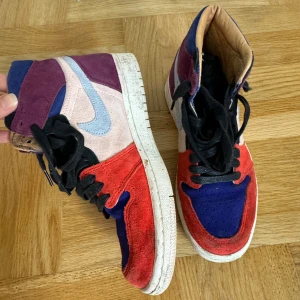 Nike Jordan 1 High - Använt skick. Very rare. Kvitto och låda medföljer ej 🩷💙💜❤️
