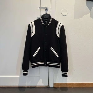 Saint Laurent Teddy - SL teddy Storlek 50 Skick 9/10 Inget og Pris:9000 150+ referenser från tidigare affärer!