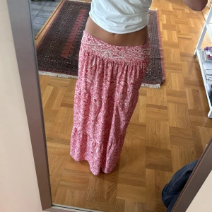 Lång kjol från Zara  - Lång rosa kjol från Zara i storlek M, säljer då den tyvärr är lite stor för mig som vanligtvis har xs/s. Passar mig i längden som är 171 cm. Säljer för 200kr 💗 skickar endast!