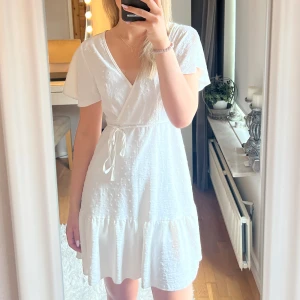 Vit klänning - Söt vit klänning. Fin nu till sommaren eller student. Endast provad💖