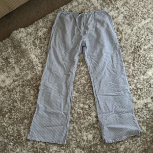 Randiga linnebyxor  - Säljer helt oanvänd linnebyxor från lager. Rekommenderar till någon som är lite längre då dom satt konstigt på mig som är 160 cm, skulle även säga att de passar mer som M än S 