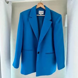 Blazer - Sparsamt använd blazer från NA-KD, passar dig mellan S-M då de är lite stora i storleken!💞