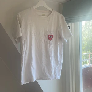 Kaws x uniqlo t-shirt - Bra skick skrynklig och några småå fläckar som går bort i tvätten. 