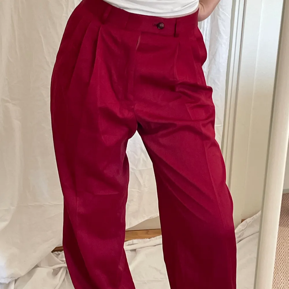 Röda kostymbyxor som jag köpt second hand! Passar en storlek 36 som är 160-165 cm ungefär. Jeans & Byxor.