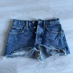 Jeans shorts från zara mid/high waist, super fina! Midjemått:36cm