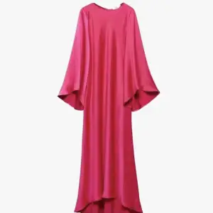 Satin klänning från Mango💓 Använd endast en gång så den är exakt som ny! Storlek Xs som är slutsåld överallt.  Köptes för 899 kr •Kan skicka fler bilder  •550 + frakt