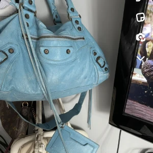 Balenciaga väska - Så fin balenciaga väska i mellan storleken. Verkligen så fin men har inte kommit till så mycket användning på senaste därav jag säljer