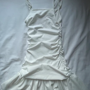 volangklänning - supersnygg volangklänning, sitter tajt - skriv innan köp 💞