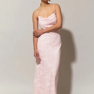 Rosa långklänning  - Säljer nu denna populära och slutsålda klänning ifrån Gina 💗 Endast testad och har prislapp kvar! 