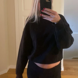 svart tröja  - svart tröja ifrån gina tricot 