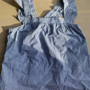 Only topp - Super fin blå vit topp från only. Aldrig använt och är i fint skick. Storlek 158cm och är lite stor i storleken skulle jag säga. 💗väldigt fin till sommaren nu också💗💗