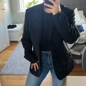 Kavaj - Kavaj som är använd ett fåtal gånger. Sitter super fint och har kuddar i axlarna. 💗😄