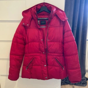 Röd figursydd jacka, från Lindex  - Jackan är använd ett fåtal gånger men är i mycket bra skick, storlek M  Nypris ungefär 600kr