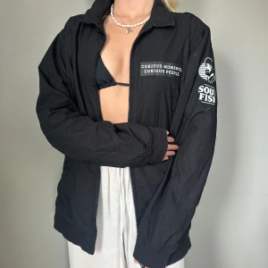 Merch jacka från sourfisk Stl L - Riktigt schysst merch jacka med Sourfisk loggan.  Stl L   Vid frågor vänligen kontakta mig och kan även samfraktas ihop med andra köp.