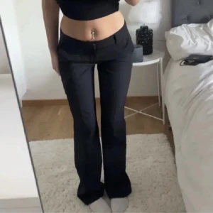 Lågmidjade kostymbyxor  - Dem trendiga Lågmidjade från Bikbok. Köpte flera då dessa är väldigt simpla och jag använde dem till allt. men har råkat köpa på mig något par för mycket så därför jag säljer. Vill ha sålda snabbt därmed lågt pris