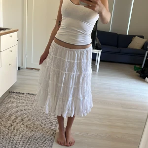 Sommarkjol vit flowy kjol Brandy Melville liknande  - Storlek m men passar typ xs-L pga stretchiga midjeband💕 jag på bilden har S och passar toppen. Så fint broderi på och välgjord så sitter väldigt fint.  Vintage 