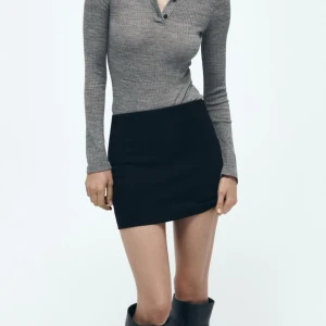 Svart kjol - Svart kjol från zara med prislappen kvar på. Strolek xs 