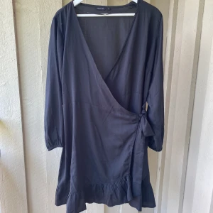 Svart omlottklänning - Svart omlottklänning som slutar vid mitten av låret🖤