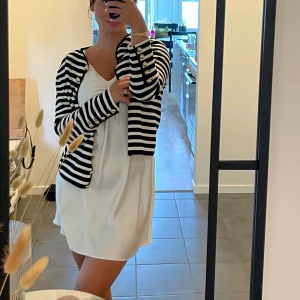 Satin klänning, Bik Bok - Klänning i satin från Bik Bok, storlek L. Bär S/M och den passar perfekt. 