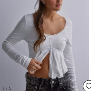 Vit topp  - Säljer denna tröja då den aldrig kommit till användning helt nytt skick, från Gina tricot i storlek s